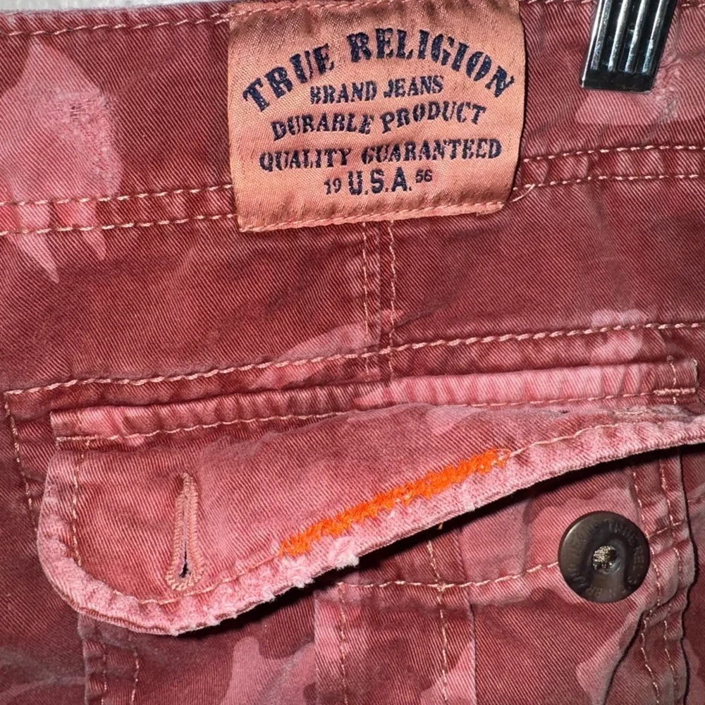 True Religion Men’s Red Cargo Cut Off/ Raw Edge Pockets Logo Shorts Size 32.
